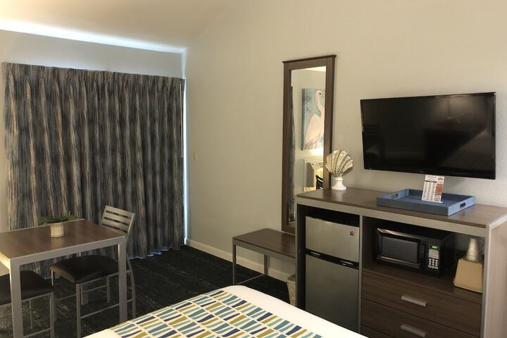 1 Queen Bed (14 of 16)