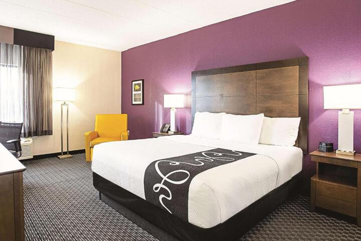 1 King Bed (5 of 14)