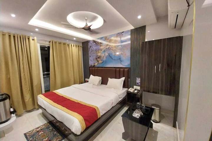 Room 4 of 16