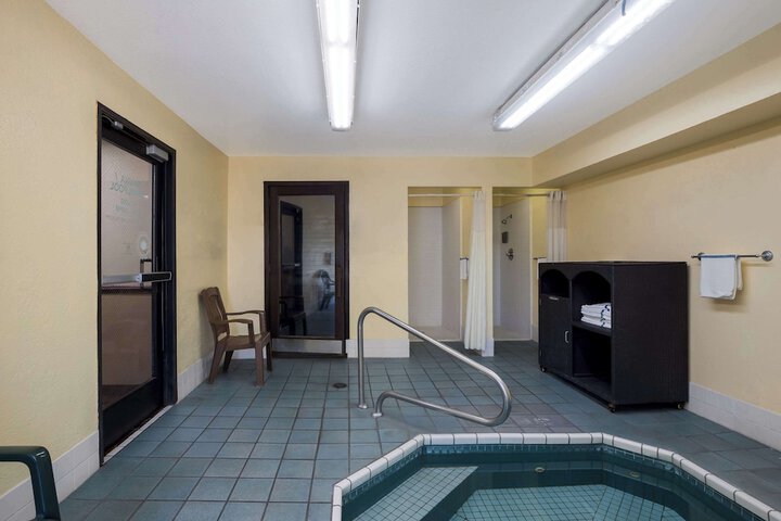 Indoor spa tub