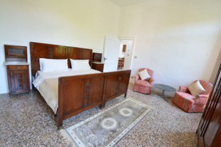 Room 9 of 20