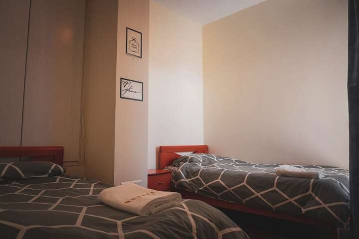 Room 6 of 76