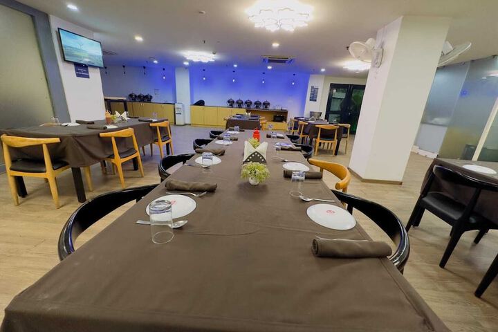 Dining 12 of 13