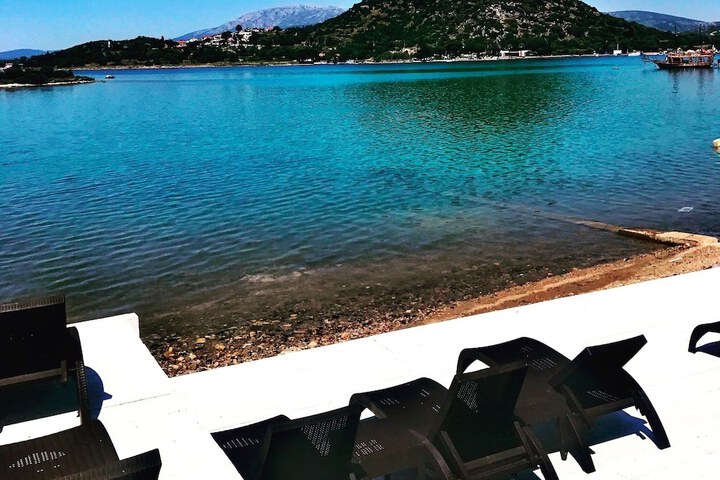 ERYTHROS BOUTIQUE HOTEL