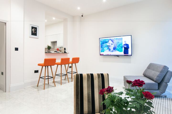 Lounge 17 of 28
