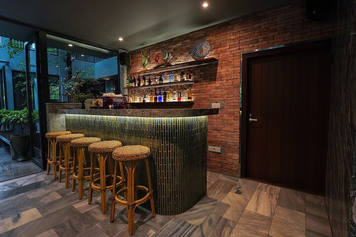 Lounge 146 of 156