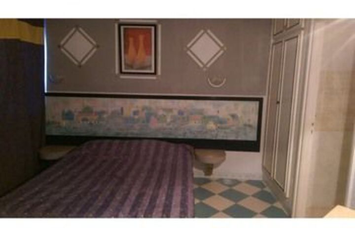 Room 10 of 33