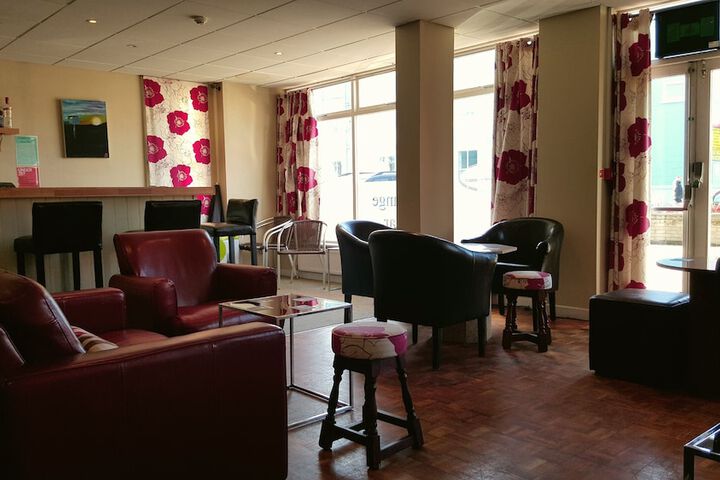 Lounge 19 of 24