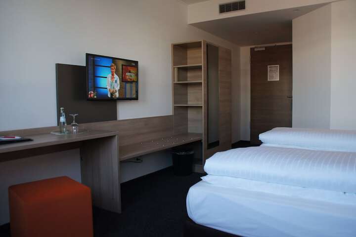 Room 6 of 31