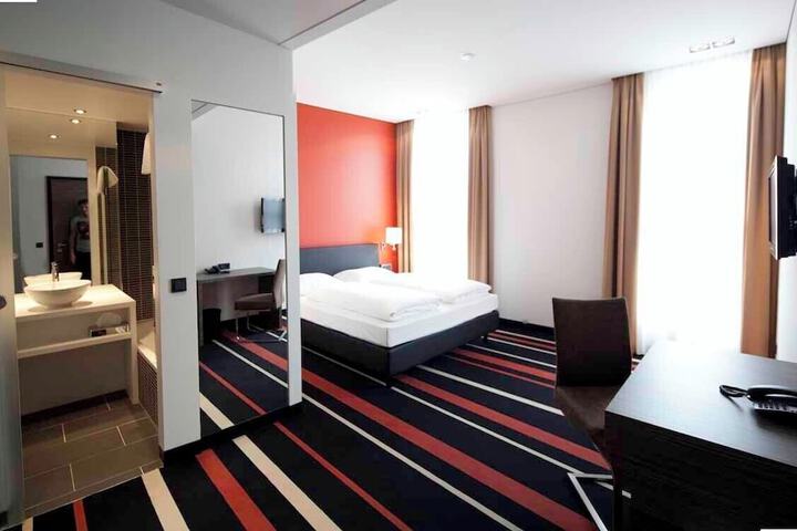 Room 7 of 33