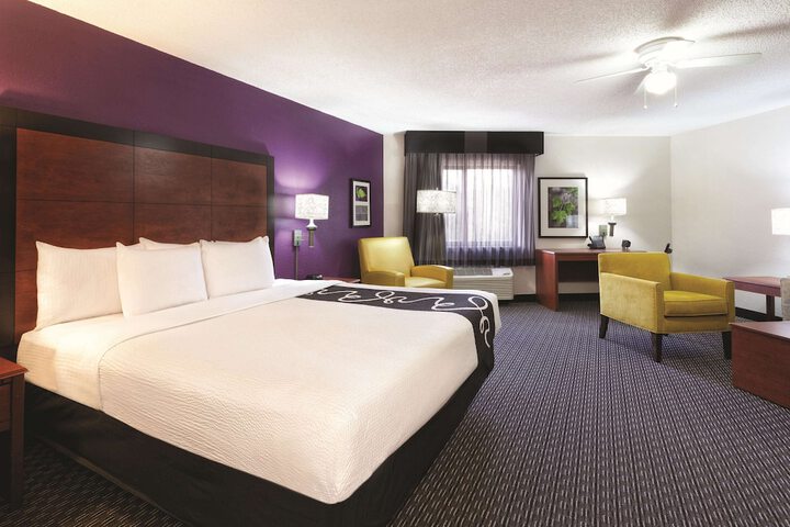 1 King Bed (17 of 18)