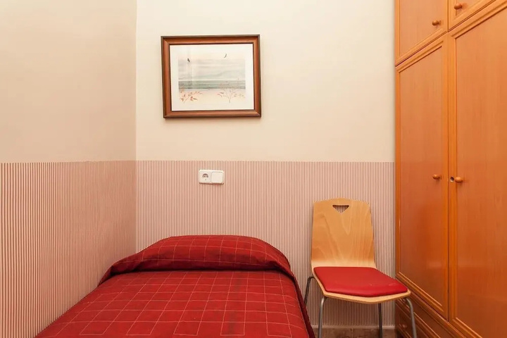 Room 6 of 9