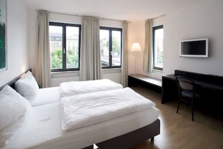 Room 8 of 43