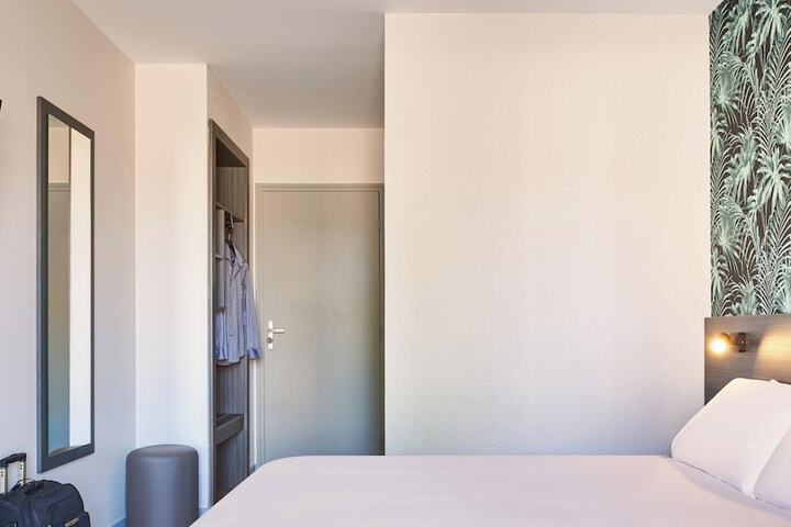 Room 17 of 80