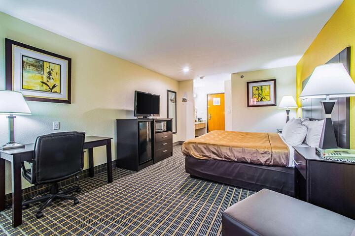 1 King Bed (5 of 13)