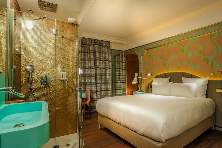 Room 32 of 87
