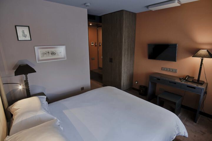 Room 15 of 114