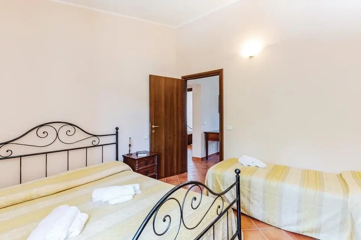 Room 4 of 12