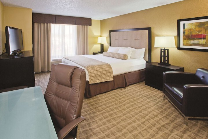 1 King Bed (22 of 32)