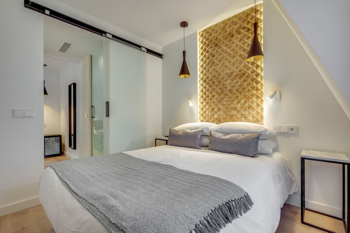 Room 10 of 34