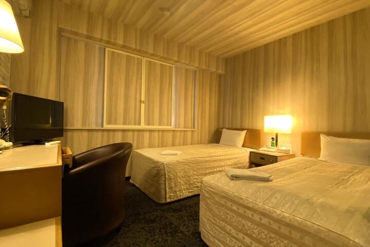 Room 7 of 33
