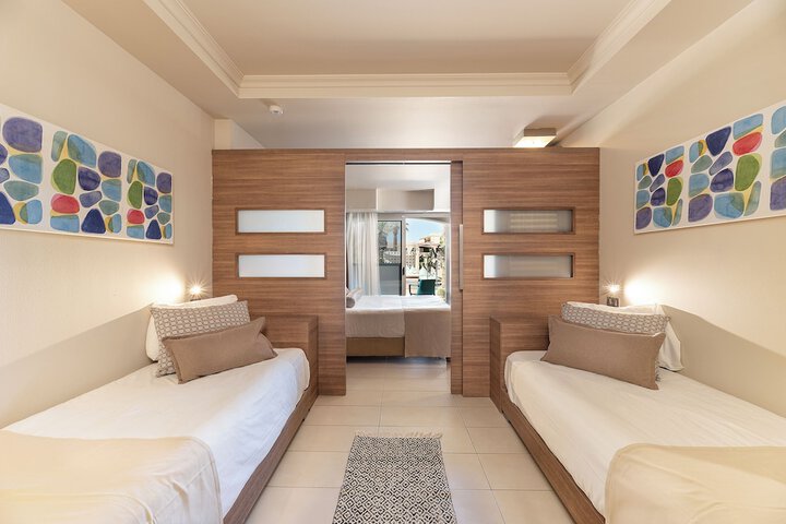 Room 80 of 236