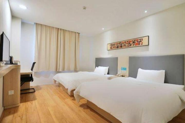 Room 8 of 22