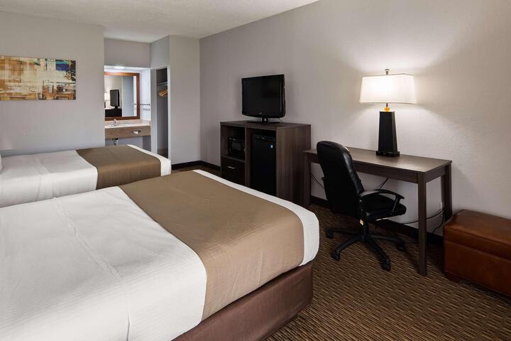 2 Queen Beds High Speed Internet Accessible Microwave and Refrigerator, Coffee Maker Iro (4 of 8)