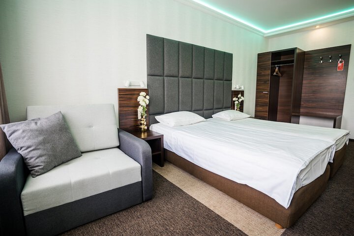 Room 16 of 102