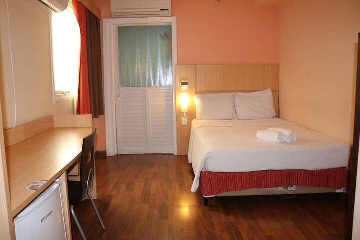 Room 9 of 32