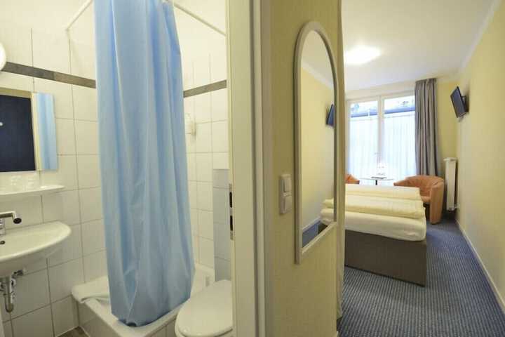 Room 4 of 28
