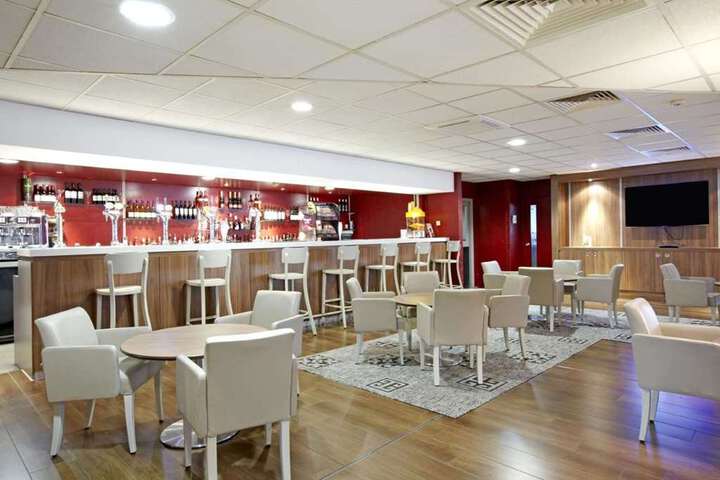 Lounge 3 of 46