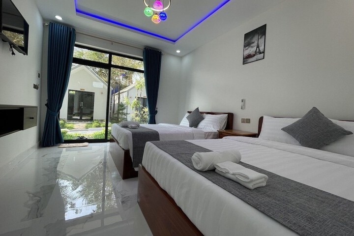 Room 2 of 10