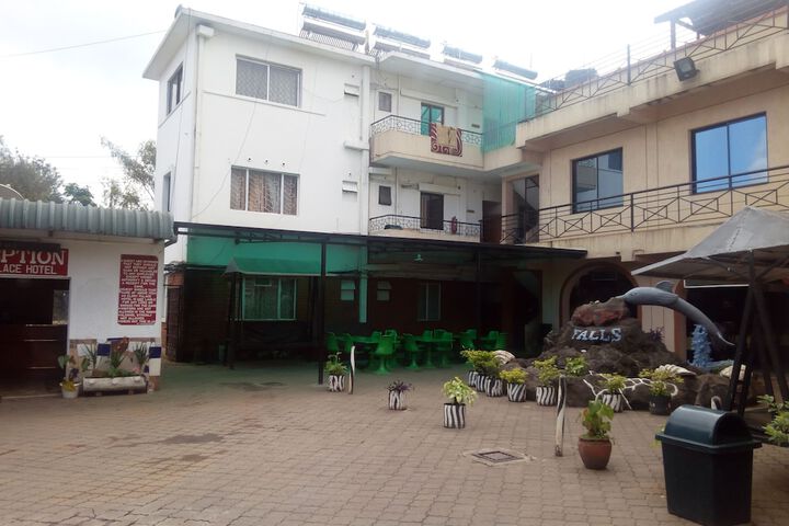 Hotel Exterior 60 of 64