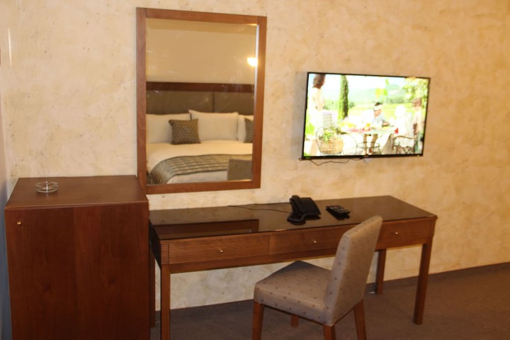 Room 10 of 33