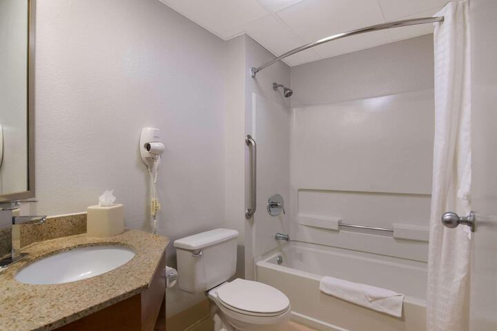 1 King Accessible Comm Assist Bathtub Microwave, Refrigerator WiFi Full Breakfast (2 of 19)