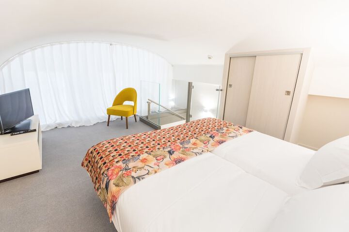 Room 5 of 62