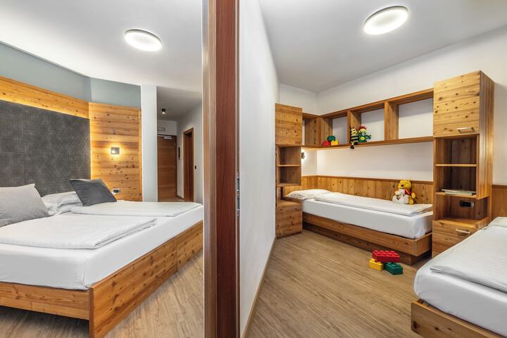 Room 3 of 43