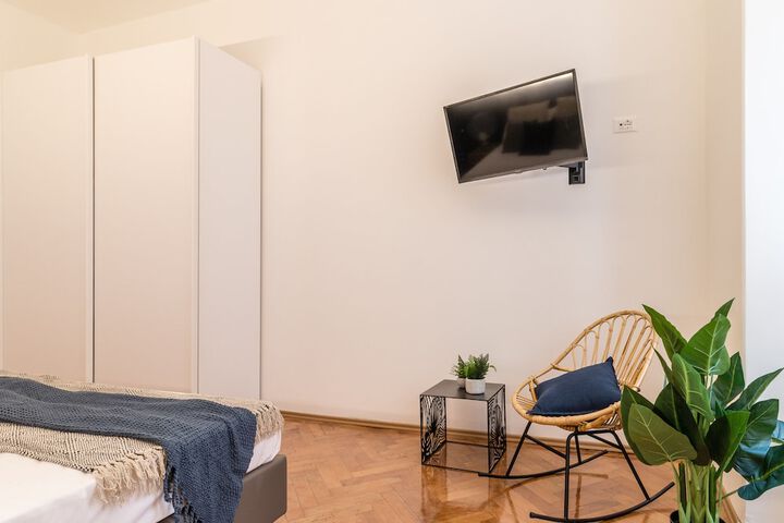 Room 4 of 10