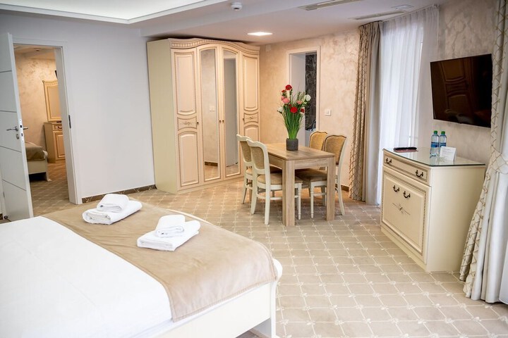 Room 15 of 103