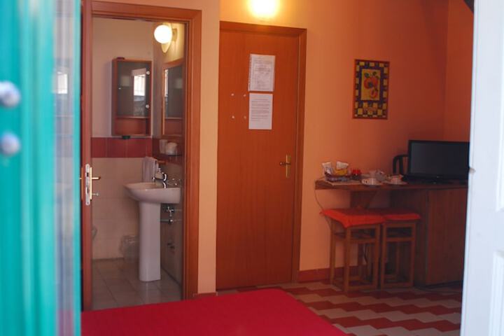 Room 2 of 40