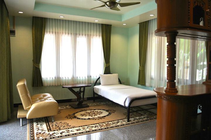 Room 28 of 86