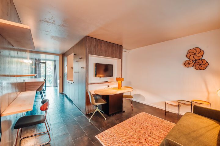 Room 42 of 80