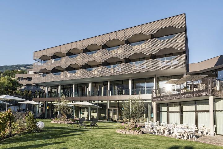 Hotel Exterior 62 of 68