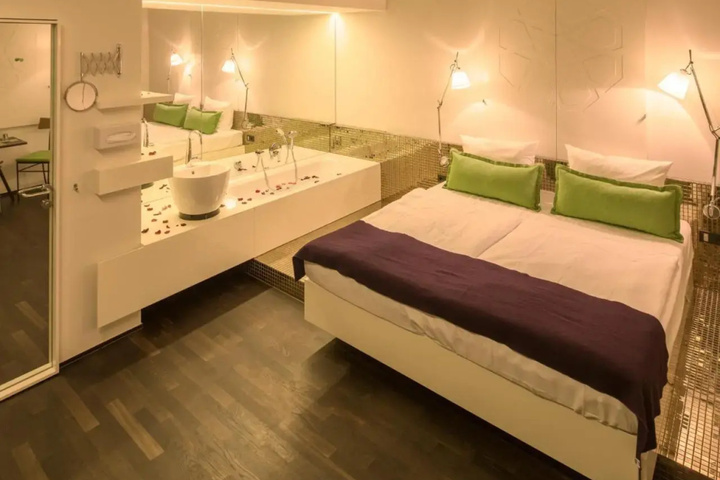 Room 2 of 32