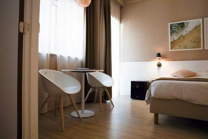Room 4 of 77
