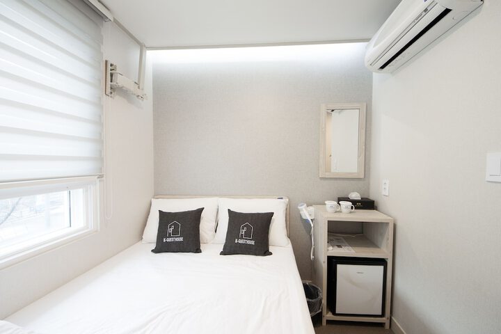 Room 10 of 34