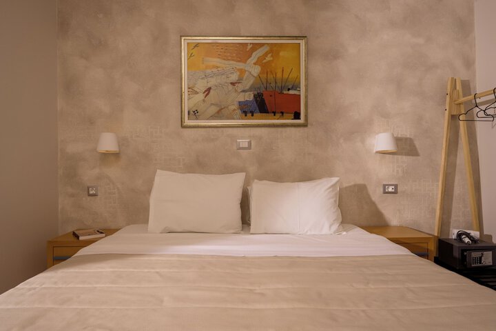 Room 28 of 96
