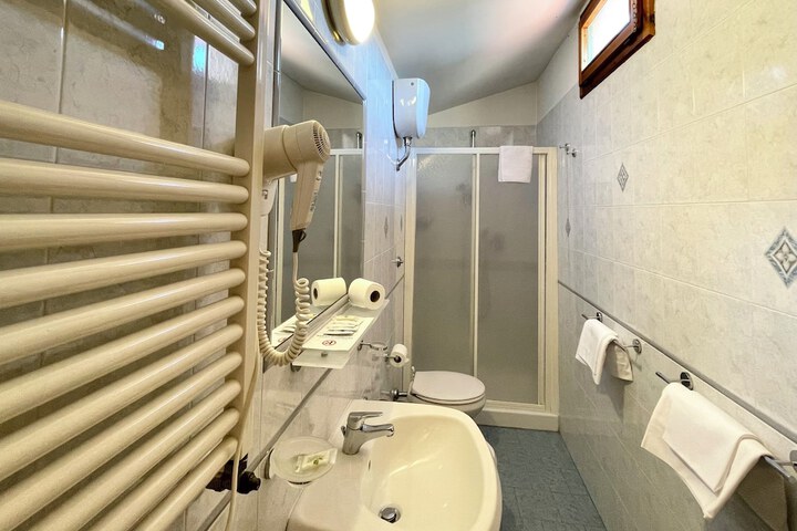 Room 28 of 37