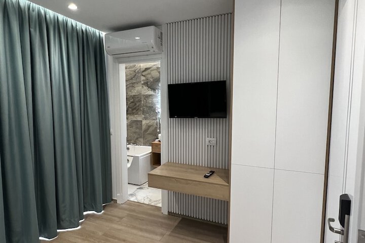 Room 25 of 191
